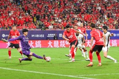 成都蓉城读秒绝平申花，中超积分榜领跑展现强势实力